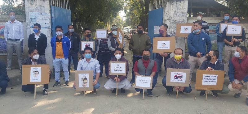 Residents of Singjamei Ngakraba Leirak staging protest against murder of a youth by an elderly person on Sunday. (NNN Photo)